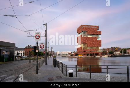 Anvers, Belgique – 3 juin 2020 : ligne de tramway menant au musée MAS moderne dans le centre d'Anvers Banque D'Images