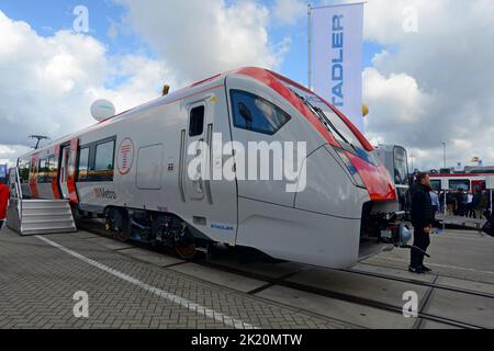 Berlin, Allemagne, 21st septembre 2022. Le constructeur de trains Stadler a officiellement dévoilé son train trimode de classe 756 « Flirt » construit pour transport pour le pays de Galles à l'exposition internationale de transport, Innotrans, à Berlin. Les trains combinés diesel, électricité et batterie seront utilisés sur les routes de la vallée centrale entre Barry, Penarth, Bridgend et Rhymney/Coryton. Les 24 trains seront équipés de la climatisation dans tout l'établissement, de plus grands écrans d'information sur les passagers, d'un espace pour six vélos et d'un plan d'embarquement pour aider les personnes en fauteuil roulant. G. P. Essex/Alay Live News Banque D'Images