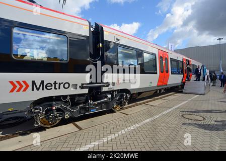 Berlin, Allemagne, 21st septembre 2022. Le constructeur de trains Stadler a officiellement dévoilé son train trimode de classe 756 « Flirt » construit pour transport pour le pays de Galles à l'exposition internationale de transport, Innotrans, à Berlin. Les trains combinés diesel, électricité et batterie seront utilisés sur les routes de la vallée centrale entre Barry, Penarth, Bridgend et Rhymney/Coryton. Les 24 trains seront équipés de la climatisation dans tout l'établissement, de plus grands écrans d'information sur les passagers, d'un espace pour six vélos et d'un plan d'embarquement pour aider les personnes en fauteuil roulant. G. P. Essex/Alay Live News Banque D'Images