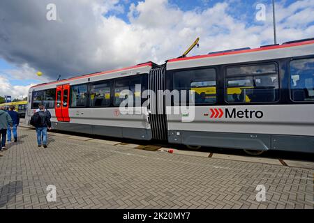 Berlin, Allemagne, 21st septembre 2022. Le constructeur de trains Stadler a officiellement dévoilé son train-tramway Citylink de classe 398 construit pour transport pour le pays de Galles lors de l'exposition internationale des transports, Innotrans, à Berlin. Les 36 3 tramways de voiture fonctionneront sur l'électricité et la batterie au-dessus des routes de Merryr Tydfil, Aberdare et Treherbert, avec possibilité d'exploitation dans la rue, probablement dans la baie de Cardiff . Ils comprennent des places pour les bicyclettes et les fauteuils roulants et des prises électriques à tous les sièges, avec un plan d'embarquement pour aider les utilisateurs de fauteuils roulants. Les trois premières unités ont été livrées au Royaume-Uni pour te Banque D'Images