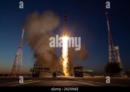 Baïkonour, Kazakhstan. 21st septembre 2022. Le vaisseau spatial russe Soyouz MS-22 et la fusée d'appoint se délèrent du plateau de lancement 31 du cosmodrome de Baïkonour, 21 septembre 2022, à Baikonour, au Kazakhstan. L'astronaute Frank Rubio de la NASA et les cosmonautes Sergey Prokopyev et Dmitri Petelin de Roscosmos, membres de l'équipage de l'expédition 68 de la Station spatiale internationale, passeront six mois sur le complexe orbital et retourneront sur Terre en mars 2023. Credit: Bill Ingalls/NASA/Alamy Live News Banque D'Images