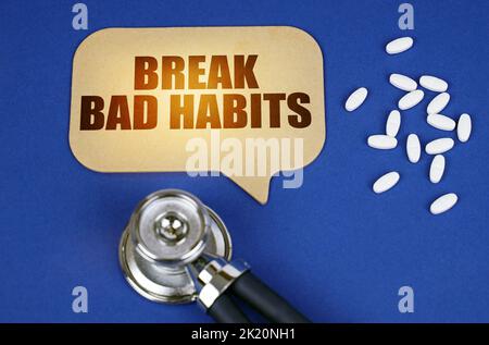 Concept médical. Sur la surface bleue du comprimé, un stéthoscope et un panneau en carton avec l'inscription - Break Bad habitudes Banque D'Images