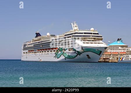 Rhodes, Grèce - 2022 mai : navire de croisière Norwegian Cruise Line Norwegian Jade amarré dans le port de Rhodes Banque D'Images