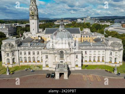 Cardiff, pays de Galles - septembre 2022 : vue aérienne de la façade de l'hôtel de ville dans le centre civique de Cardiff Banque D'Images