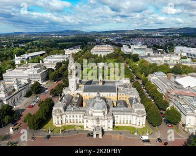 Cardiff, pays de Galles - septembre 2022 : vue aérienne de la façade de l'hôtel de ville dans le centre civique de Cardiff Banque D'Images