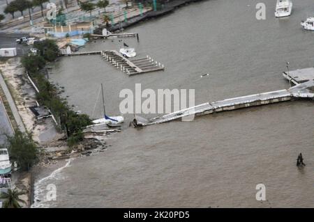 Porto Rico. 19th septembre 2022. Les équipages de la station aérienne de la Garde côtière Borinquen effectuent un survol de Porto Rico à la suite de l'ouragan Fiona afin d'évaluer les conditions de sécurité dans les ports et les problèmes de pollution laissés à la suite de la tempête. (Credit image: © Directeur Petty Stephen Lehm/US Garde-côtes/CÂBLE de presse ZUMA) Banque D'Images