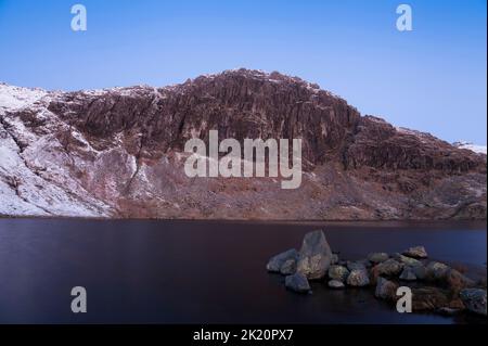 Pavey Ark et Stickle Tarn avant l'aube, dans le district des lacs anglais Banque D'Images