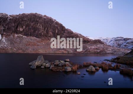 Pavey Ark et Stickle Tarn avant l'aube, dans le district des lacs anglais Banque D'Images