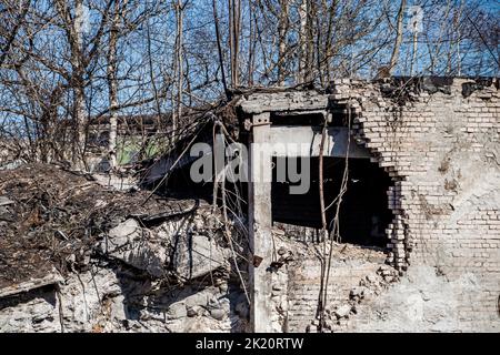 Bâtiment détruit. Casser dans un mur de briques. Démolition de la vieille maison. Ruines d'un bâtiment de briques contre le ciel bleu. Banque D'Images