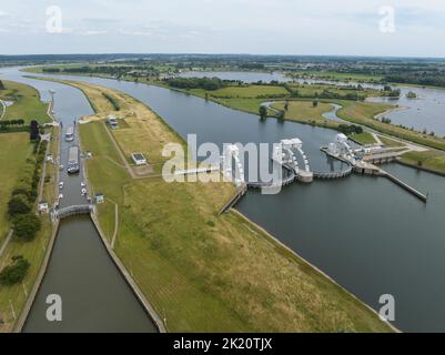 Amerongen weir and lock Complex est une œuvre d'art hydraulique aux pays-Bas. Y compris une centrale hydroélectrique sur le Rhin inférieur et de la pêche Banque D'Images