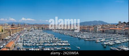 Marseille, France - 15 mai 2022 : vue panoramique sur le célèbre vieux port Banque D'Images
