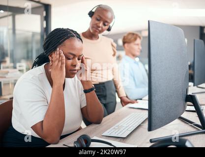 Stress, maux de tête et frustré dans le bureau de travail avec femme épuisée au bureau. Femme d'affaires noire fatiguée des performances sur le lieu de travail avec Ove Banque D'Images