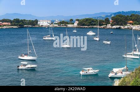 Voiliers, bateaux à moteur et gens dans la baie des milliardaires au Cap d'Antibes sur la côte d'azur Banque D'Images