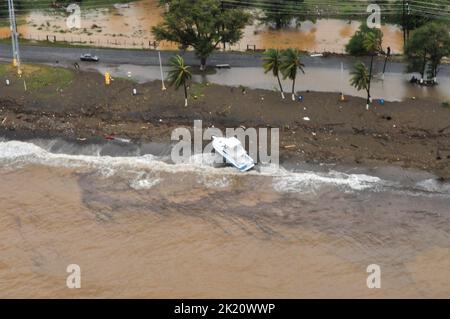 Porto Rico. 19th septembre 2022. Une équipe aérienne de la station aérienne de la Garde côtière Borinquen effectue un survol de Porto Rico à la suite de l'ouragan Fiona pour évaluer les conditions de sécurité dans les ports et les problèmes de pollution laissés à la suite de la tempête. (Credit image: © Directeur Petty Stephen Lehm/US Garde-côtes/CÂBLE de presse ZUMA) Banque D'Images