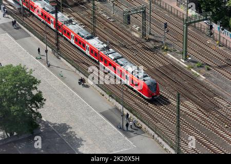 Train régional de Deutsche Bahn partant de la gare principale de Cologne, Allemagne Banque D'Images