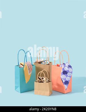Concept d'achat créatif des ventes, des remises et des sacs pleins du Vendredi fou. Arrière-plan bleu. C'est le shopping. Banque D'Images