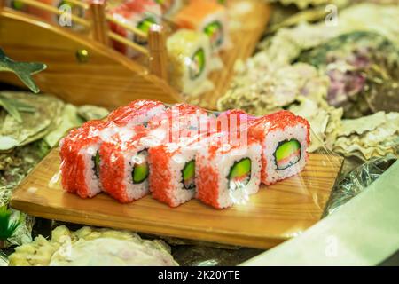 Petits pains à sushis sur bois. Nourriture à emporter, régime et concept de livraison Banque D'Images