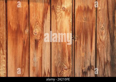 Texture en bois avec lignes verticales. La texture du bois avec des noeuds et des trous. Le fond d'une clôture en bois endommagé par le temps. La texture d'un arbre avec de la mousse. Banque D'Images