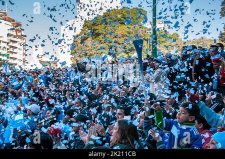 Les fans de football argentins célèbrent leur victoire de la coupe du monde 2010 sur la Grèce devant un immense écran à Buenos Aires, en Argentine Banque D'Images