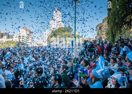 Les fans de football argentins célèbrent leur victoire de la coupe du monde 2010 sur la Grèce devant un immense écran à la Plaza San Martin à Buenos Aires, en Argentine Banque D'Images