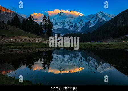 Une photo panoramique des Fée Meadows avec les montagnes enneigées reflétées dans le lac, au Pakistan Banque D'Images
