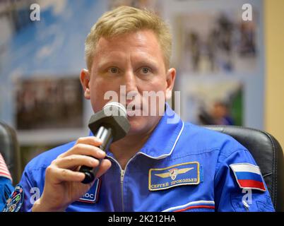 Baïkonour, Kazakhstan. 20/09/2022, expédition 68 le cosmonaute Sergey Prokopyev de Roscosmos est vu en quarantaine, derrière le verre, lors d'une conférence de presse, le mardi 20 septembre 2022, à l'hôtel Cosmonaute de Baikonour, Kazakhstan. Prokopyev, Frank Rubio, de la NASA, et Dmitri Petelin, de Roscosmos, devraient se lancer à la Station spatiale internationale à bord du satellite Soyouz MS-22 le 21 septembre 2022. Crédit obligatoire : Bill Ingalls/NASA via CNP Banque D'Images