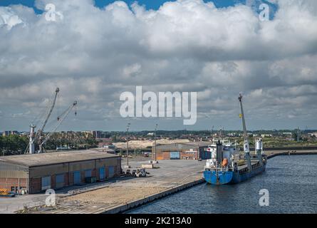 Europe, France, Dunkerque - 9 juillet 2022: Paysage portuaire. Navire de transport Challenger bleu-blanc avec ses propres grues amarrées sur le quai 5 sous le clou épais Banque D'Images