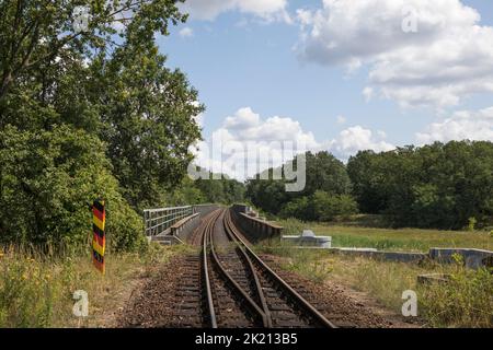 Pont ferroviaire au-dessus de la rivière Neisse traversant la frontière entre l'Allemagne et la Pologne Banque D'Images