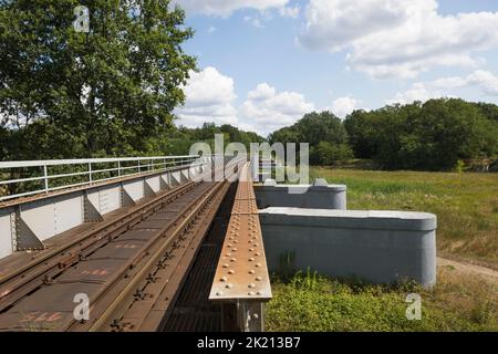 Pont ferroviaire au-dessus de la rivière Neisse traversant la frontière entre l'Allemagne et la Pologne Banque D'Images