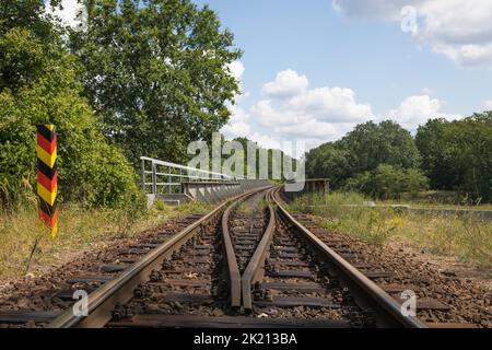 Pont ferroviaire au-dessus de la rivière Neisse traversant la frontière entre l'Allemagne et la Pologne Banque D'Images