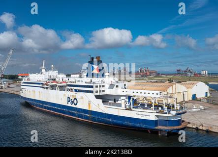 Europe, France, Dunkerque - 9 juillet 2022: Paysage portuaire. Gros plan, P&O Pride of Burgundy, bleu-blanc, passager et RO-RO cargo amarré au quai 6 WIT Banque D'Images