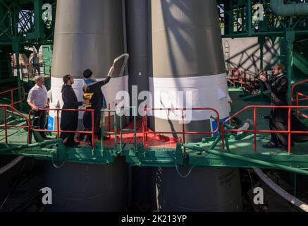 L'évêque orthodoxe russe Ignatii bénit la fusée Soyouz, le mardi 20 septembre 2022, sur le plateau de lancement du cosmodrome de Baïkonour au Kazakhstan. Expédition 68 l'astronaute Frank Rubio de la NASA, et les cosmonautes Sergey Prokopyev et Dmitri Petelin de Roscosmos, doivent se lancer à bord de leur vaisseau Soyouz MS-22 le 21 septembre 2022. Crédit obligatoire : Bill Ingalls/NASA via CNP Banque D'Images