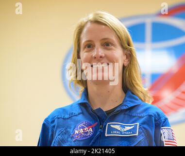 Baïkonour, Kazakhstan. 20/09/2022, expédition 68 membre de secours Loral O'Hara de la NASA est vu en quarantaine, derrière le verre, lors d'une conférence de presse, le mardi 20 septembre 2022, à l'hôtel Cosmonaut de Baikonour, Kazakhstan. Expédition 68 l'astronaute Frank Rubio de la NASA et les cosmonautes Sergey Prokopyev et Dmitri Petelin de Roscosmos devraient se lancer à la Station spatiale internationale à bord de l'engin spatial Soyouz MS-22 le 21 septembre 2022. Crédit obligatoire : Bill Ingalls/NASA via CNP Banque D'Images