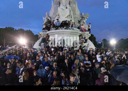 Les gens se sont emparagés au Palais de Buckingham lors de l'annonce que la reine Elizabeth II est décédée à l'âge de 96 ans cet après-midi. Photo prise le 8th septembre 2022. © Bel Banque D'Images