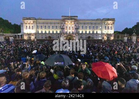 Les gens se sont emparagés au Palais de Buckingham lors de l'annonce que la reine Elizabeth II est décédée à l'âge de 96 ans cet après-midi. Photo prise le 8th septembre 2022. © Bel Banque D'Images