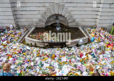 Les gens continuent de présenter des fleurs pour rendre hommage à la reine Elizabeth II La nation continue de pleurer pour sa mort jeudi dernier. Photo : Banque D'Images