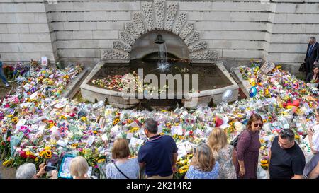 Les gens continuent de présenter des fleurs pour rendre hommage à la reine Elizabeth II La nation continue de pleurer pour sa mort jeudi dernier. Photo : Banque D'Images