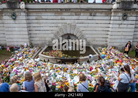 Les gens continuent de présenter des fleurs pour rendre hommage à la reine Elizabeth II La nation continue de pleurer pour sa mort jeudi dernier. Photo : Banque D'Images