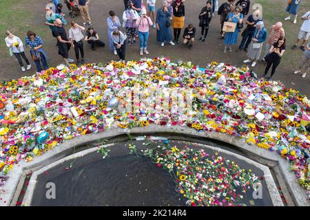 Les gens continuent de présenter des fleurs pour rendre hommage à la reine Elizabeth II La nation continue de pleurer pour sa mort jeudi dernier. Photo : Banque D'Images