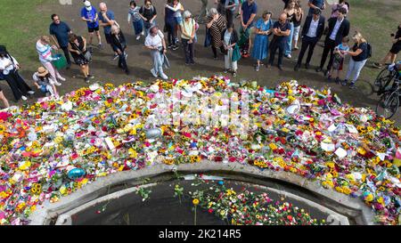 Les gens continuent de présenter des fleurs pour rendre hommage à la reine Elizabeth II La nation continue de pleurer pour sa mort jeudi dernier. Photo : Banque D'Images