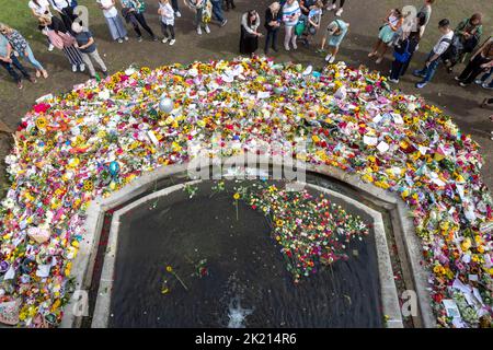 Les gens continuent de présenter des fleurs pour rendre hommage à la reine Elizabeth II La nation continue de pleurer pour sa mort jeudi dernier. Photo : Banque D'Images