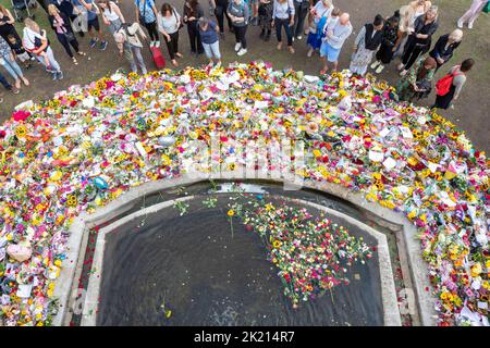 Les gens continuent de présenter des fleurs pour rendre hommage à la reine Elizabeth II La nation continue de pleurer pour sa mort jeudi dernier. Prise de vue Banque D'Images