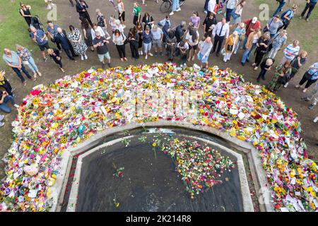 Les gens continuent de présenter des fleurs pour rendre hommage à la reine Elizabeth II La nation continue de pleurer pour sa mort jeudi dernier. Photo : Banque D'Images