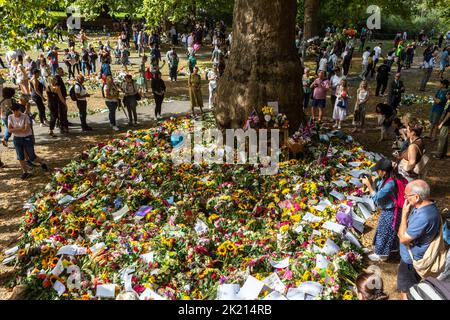 Les gens continuent de présenter des fleurs pour rendre hommage à la reine Elizabeth II La nation continue de pleurer pour sa mort jeudi dernier. Prise de vue Banque D'Images