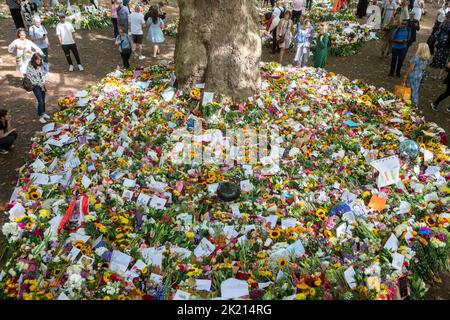 Les gens continuent de présenter des fleurs pour rendre hommage à la reine Elizabeth II La nation continue de pleurer pour sa mort jeudi dernier. Prise de vue Banque D'Images