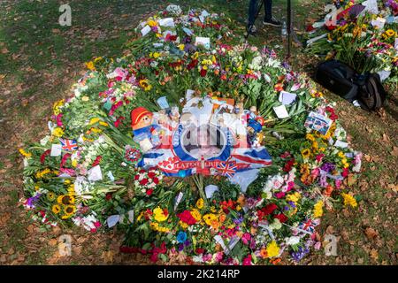 Les gens continuent de présenter des fleurs pour rendre hommage à la reine Elizabeth II La nation continue de pleurer pour sa mort jeudi dernier. Prise de vue Banque D'Images