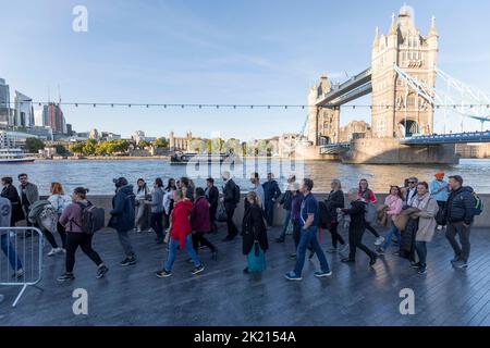 Les amateurs de bourre continuent de faire la queue le long de la Tamise southbank pour voir la reine Elizabeth II se trouver dans l'État de Westminster Hall. Photo prise le 17th septembre 2022. © Banque D'Images