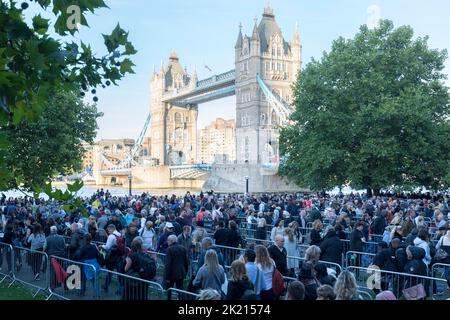 Les amateurs de bourre continuent de faire la queue le long de la Tamise southbank pour voir la reine Elizabeth II se trouver dans l'État de Westminster Hall. Photo prise le 17th septembre 2022. © Banque D'Images