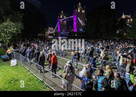 Les amateurs de bourre continuent de faire la queue dans la nuit le long de la Tamise southbank pour voir la reine Elizabeth II se trouver dans l'État de Westminster Hall. Photo: Serpent que Banque D'Images