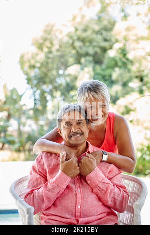 Rien d'autre qu'une vie d'amour et de bonheur pour nous. Un heureux couple senior appréciant passer du temps ensemble dans leur arrière-cour Banque D'Images